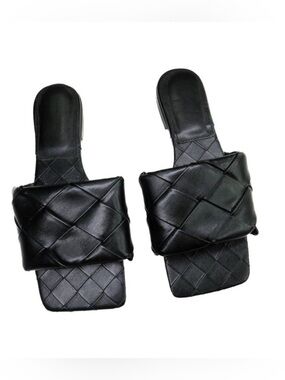 Black woven mule sandals in faux leather. Size 6